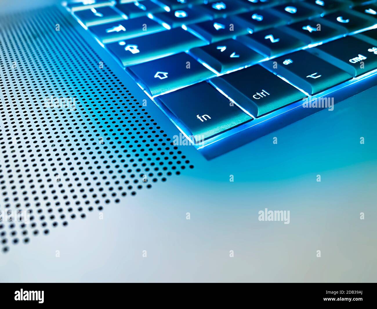 vista ravvicinata di una tastiera metallica di un computer con i tasti  retroilluminati con una luce blu. Tecnologia ed atmosfera fredda Foto stock  - Alamy