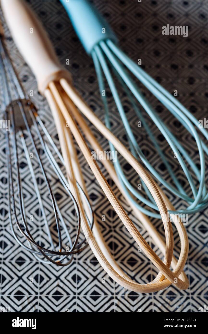 Gruppo di fruste colorate in legno, silicone e metallo - attrezzatura da cucina - FOODPIX Foto Stock