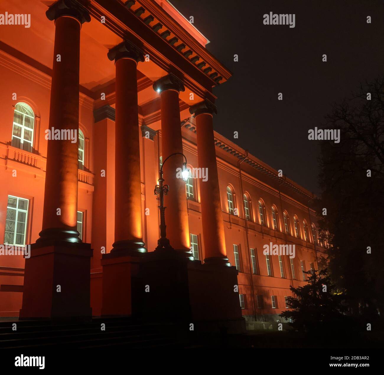 Taras Shevchenko National University of Kyiv rosso edificio dettaglio illuminato la notte d'autunno Foto Stock