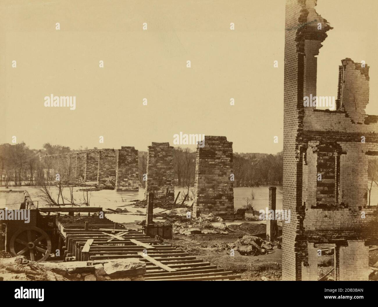 Rovine del ponte ferroviario di Petersburg e Richmond, attraverso James; rovine di un ponte confederato, distrutto dall'esercito dell'Unione, dal lato Richmond del fiume James. Foto Stock