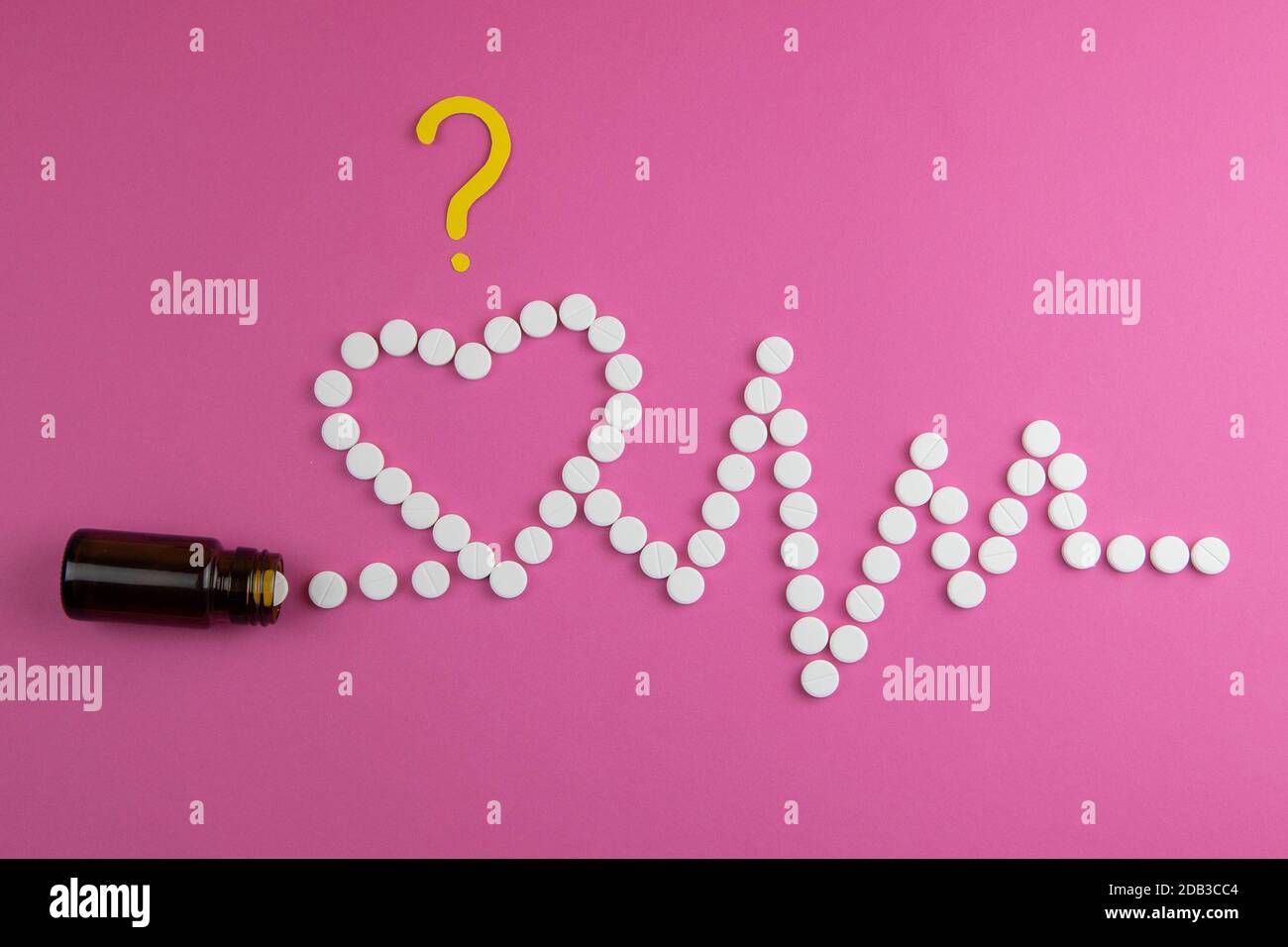 Medicina, sanità e farmacia concetto con un punto interrogativo - pillole e di farmaci in forma di cuore e ritmi cardiaci. Foto Stock