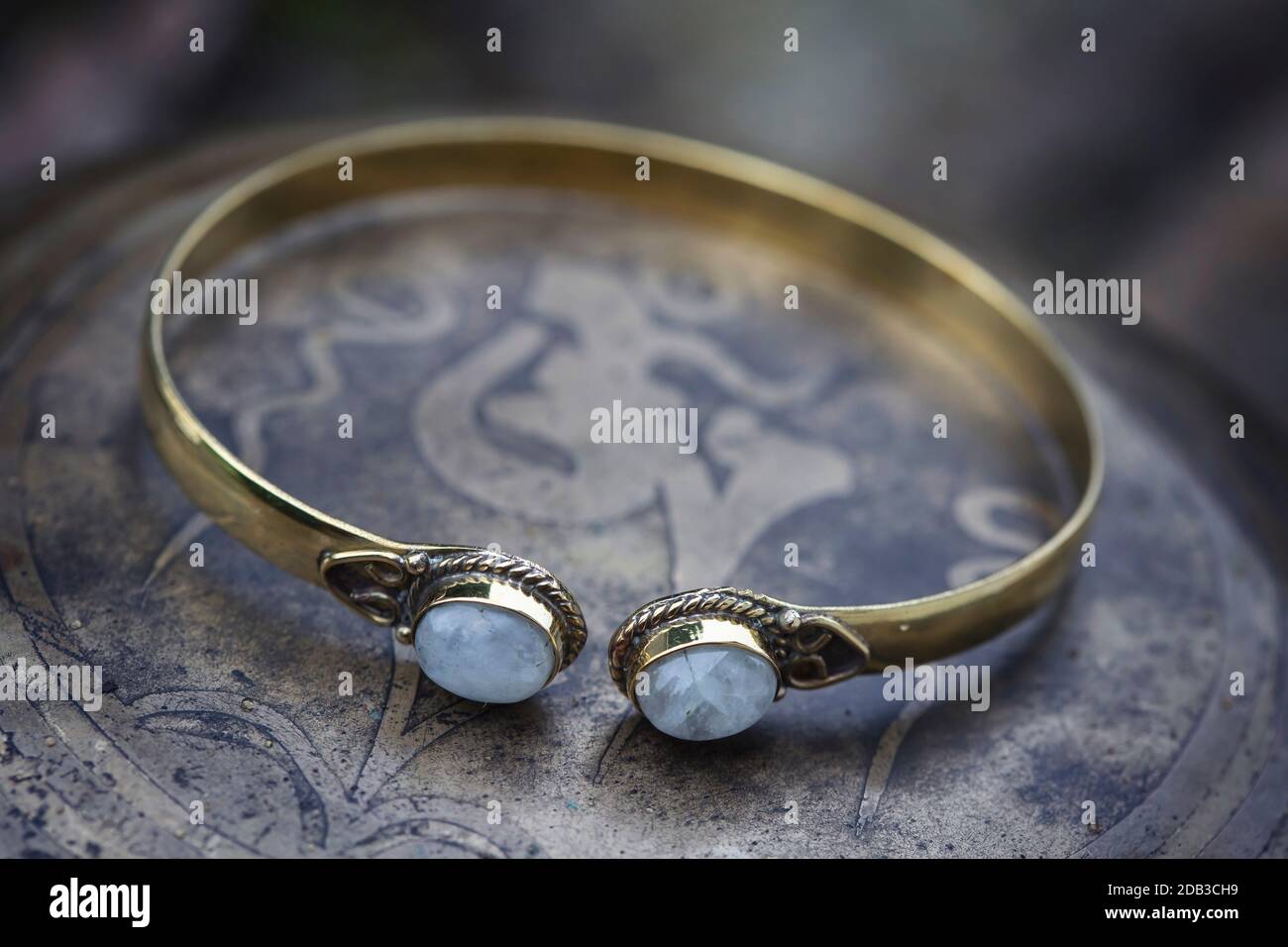 Bracciale in ottone con boho in metallo e pietra lunare Foto Stock