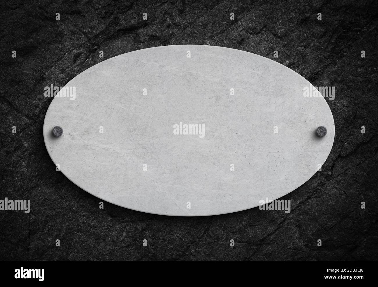 Segno bianco di pietra con forma rotonda davanti a. una solida parete di roccia scura Foto Stock Segno bianco di pietra con forma rotonda davanti a. una solida parete di roccia scura Foto Stock