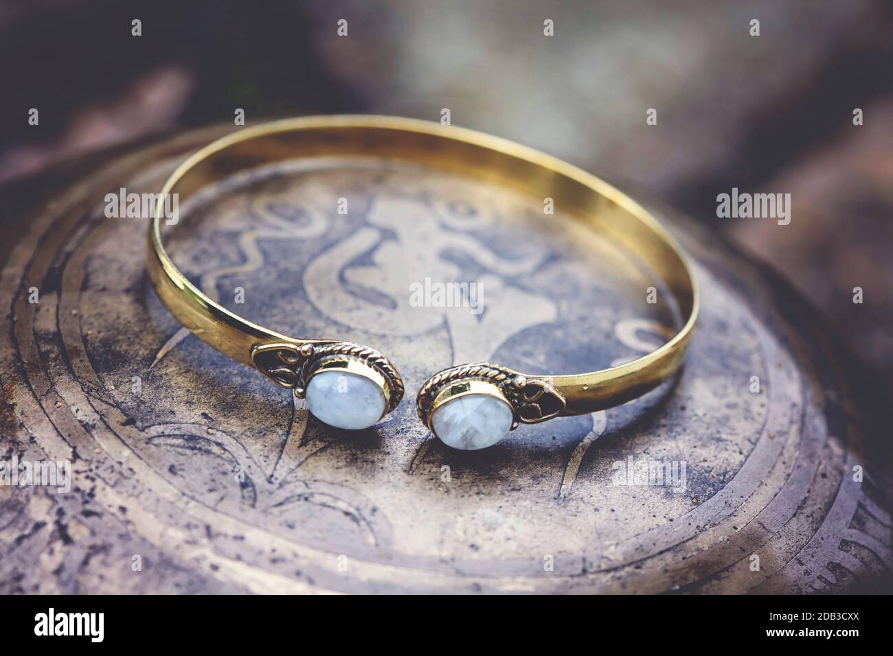 Bracciale in ottone con boho in metallo e pietra lunare Foto Stock