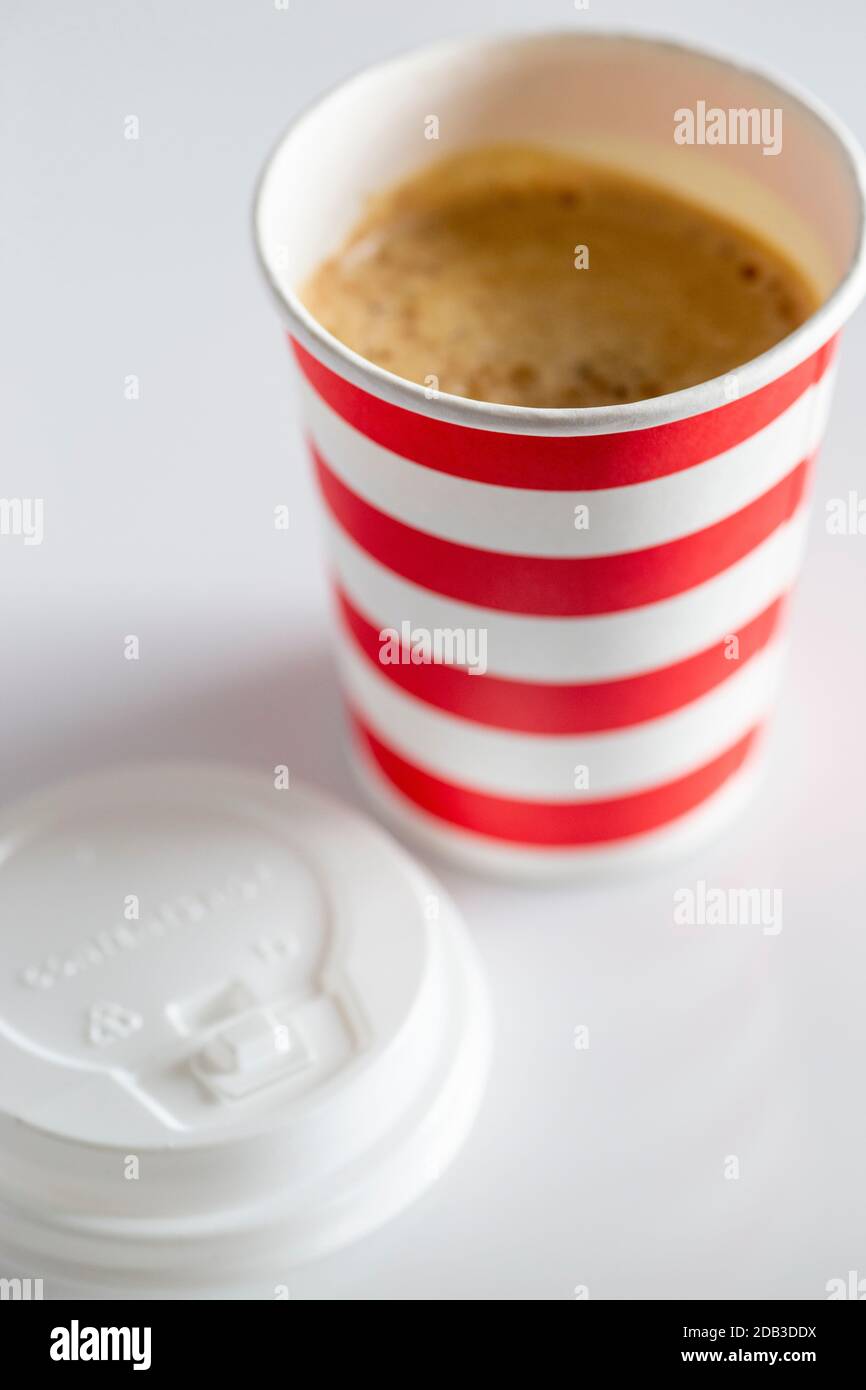 Tazza da caffè riciclabile a righe rosse - FOODPIX Foto Stock