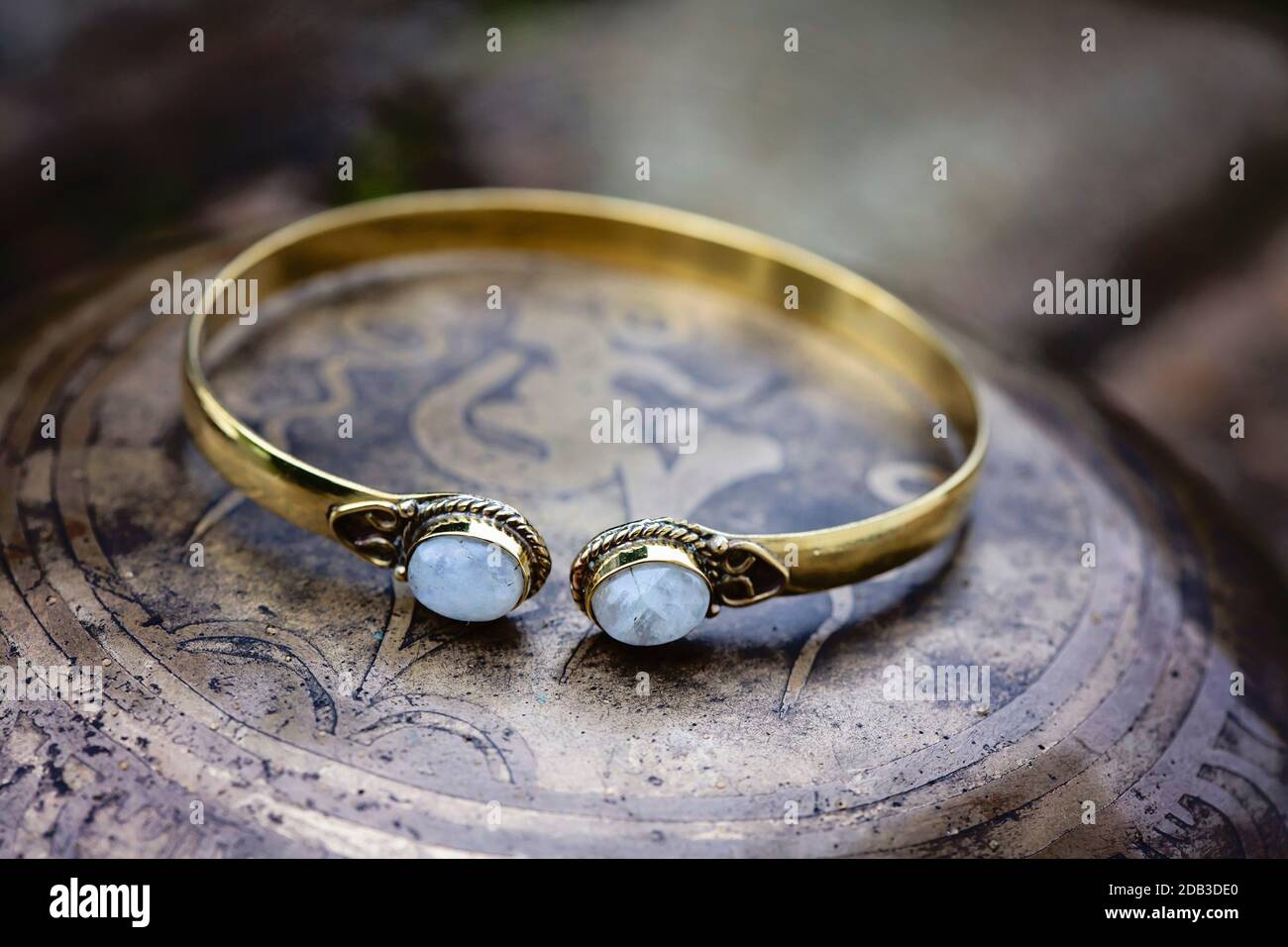 Bracciale in ottone con boho in metallo e pietra lunare Foto Stock