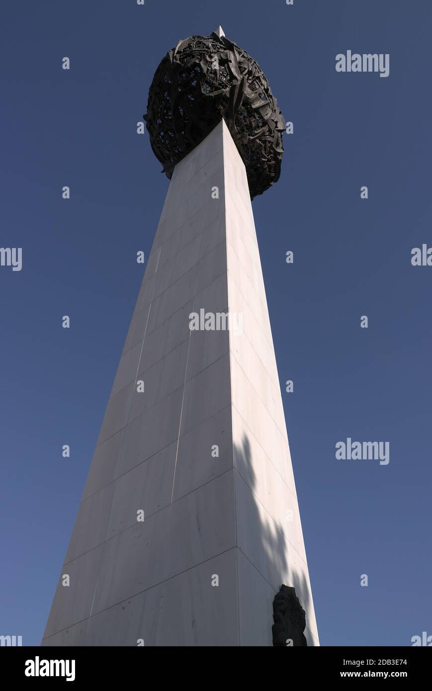 Monumento appena pulito alla rivoluzione del 1989 di Romania, Piața Revoluției, Bucarest, Romania, 2020 Foto Stock