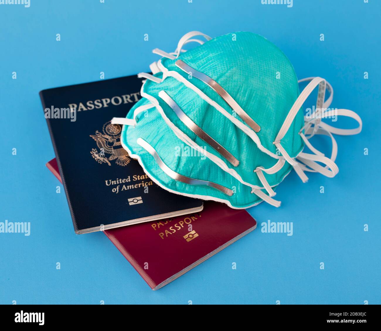passaporti e influenza, maschere virali per proteggere contro il coronavirus, concetto epidemico globale Foto Stock