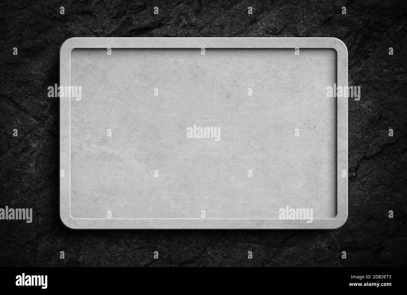 Segno bianco di pietra di fronte ad un buio solido parete di roccia Foto Stock Segno bianco di pietra di fronte ad un buio solido parete di roccia Foto Stock