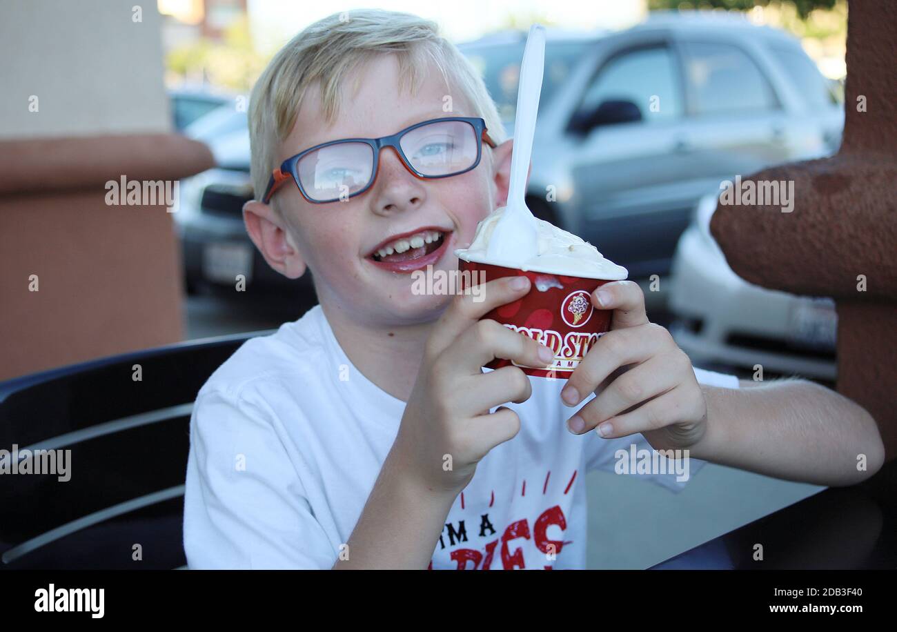 I bambini a mangiare il gelato Foto Stock