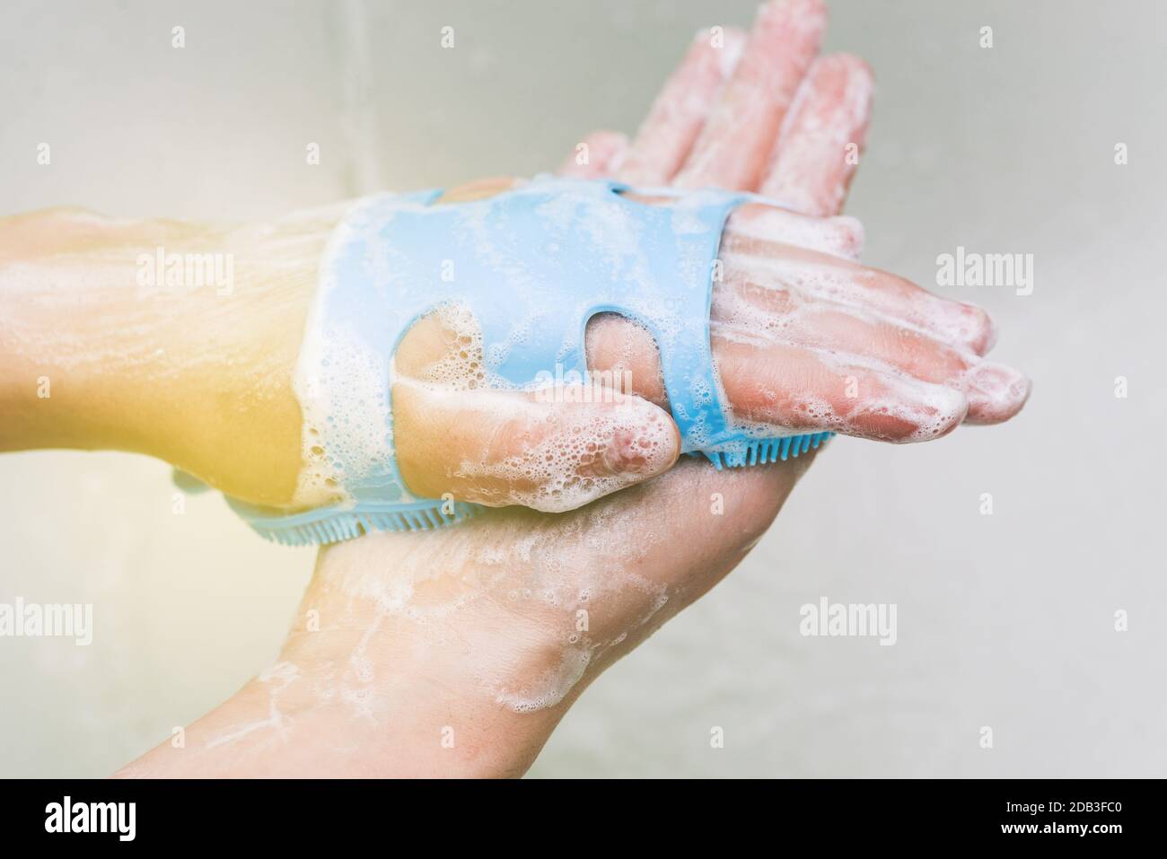 Lavarsi le mani con acqua calda, sapone e un panno. Prevenzione della pandemia del coronavirus Foto Stock