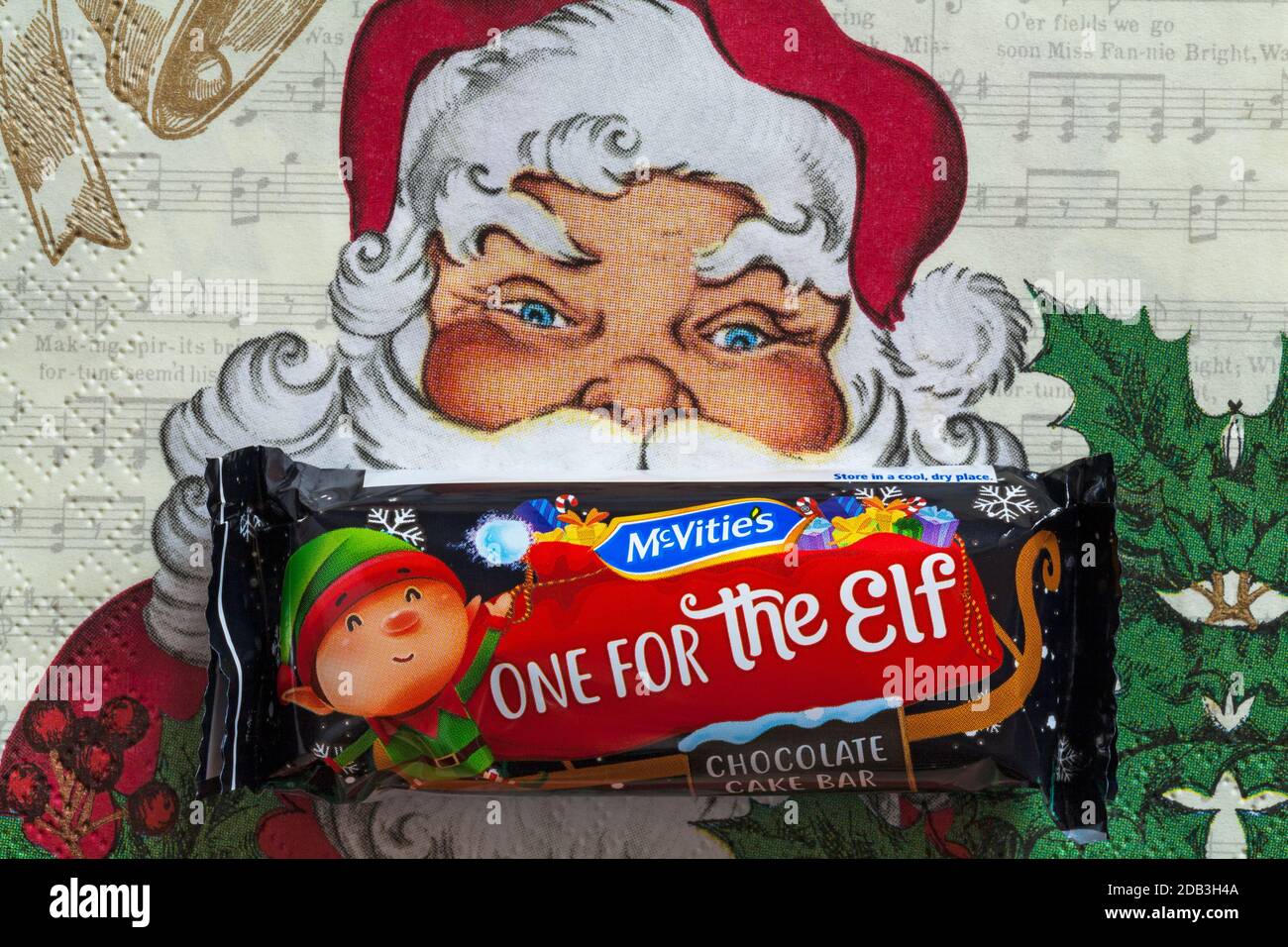 McVities Santa Snacks torta al cioccolato bar su tovagliolo serviette di Natale - uno per l'elfo Foto Stock