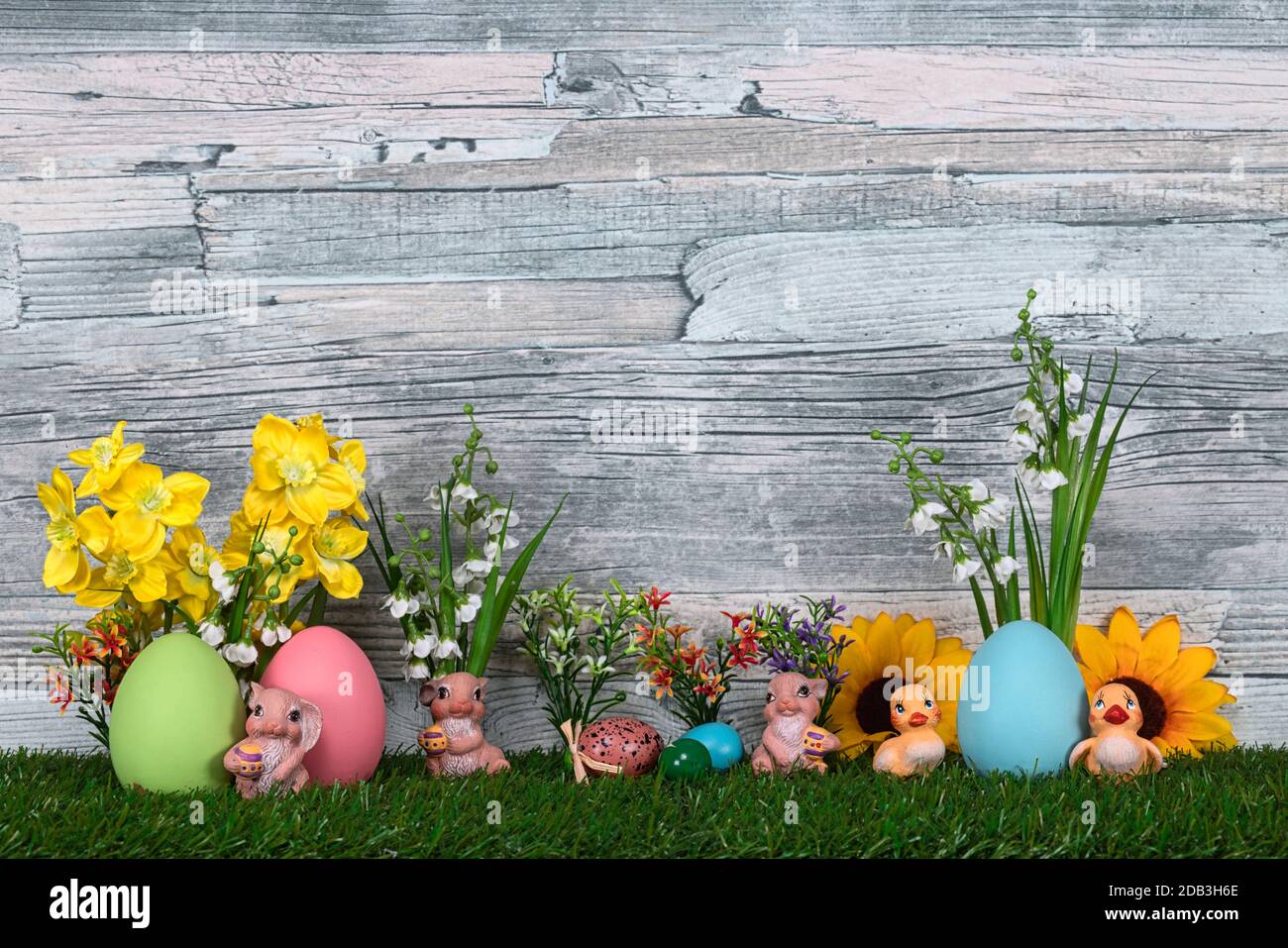 Il coniglietto pasquale con la piccola anatra Foto Stock