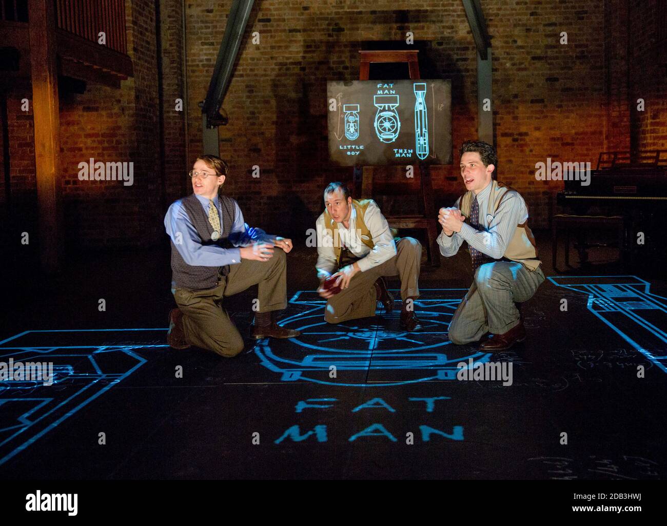 l-r: Joel MacCormack (Klaus Fuchs), Ross Armstrong (Richard Fynman), Josh o'Connor (Luis Alvarez) a OPPENHEIMER di Tom Morton-Smith presso la Royal Shakespeare Company (RSC), Swan Theatre, Stratford-upon-Avon, Inghilterra 22/01/2015 design: Robert Innes Hopkins illuminazione: Paul Anderson, direttore: Jackson Anderson Foto Stock