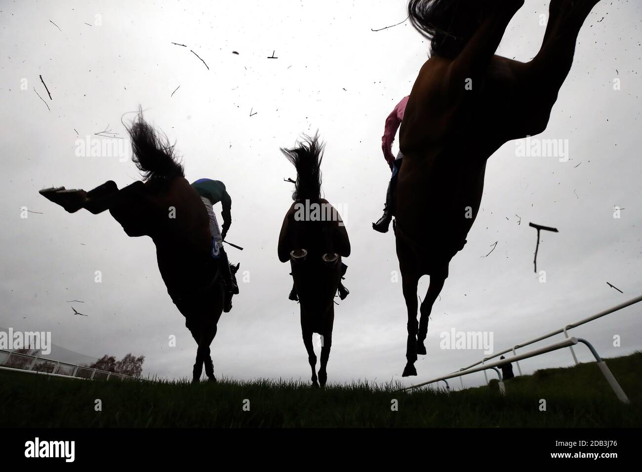 Waikiki Waves cavalcata dal jockey Joshua Moore (a sinistra) libera una recinzione sulla strada per vincere la Katherine Swynford Handicap Chase all'ippodromo di Leicester. Foto Stock
