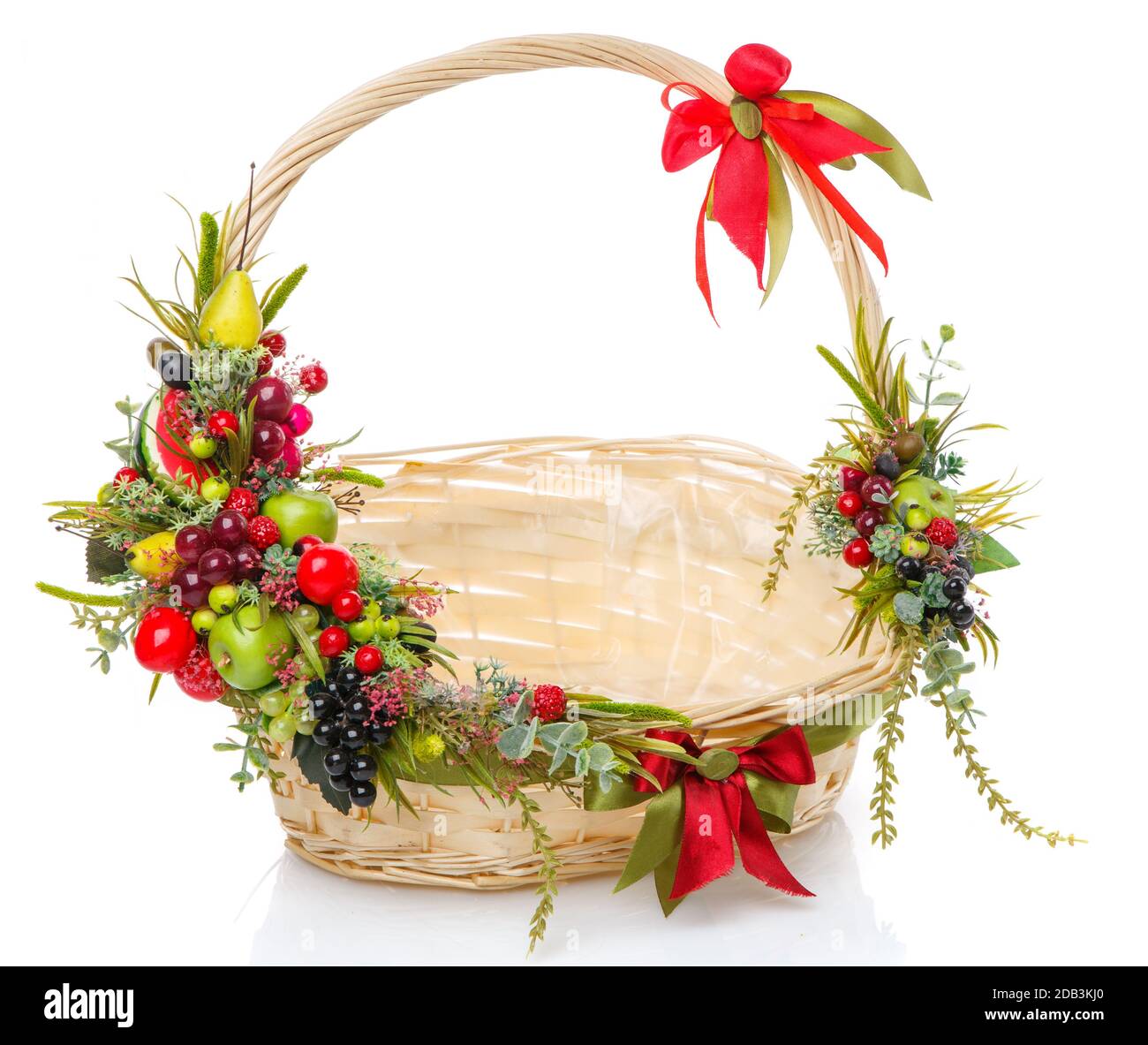 Cesto di vimini con interessante decorazione di frutta. Isolato Foto Stock