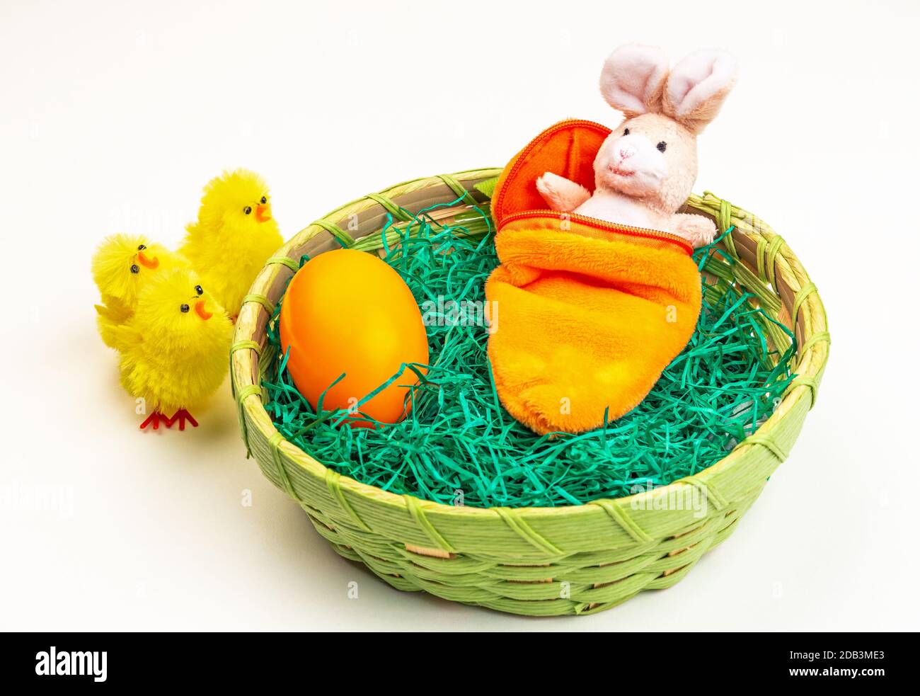 Coniglietto di Pasqua in tessuto in un sacco a pelo nel cesto di Pasqua Foto Stock