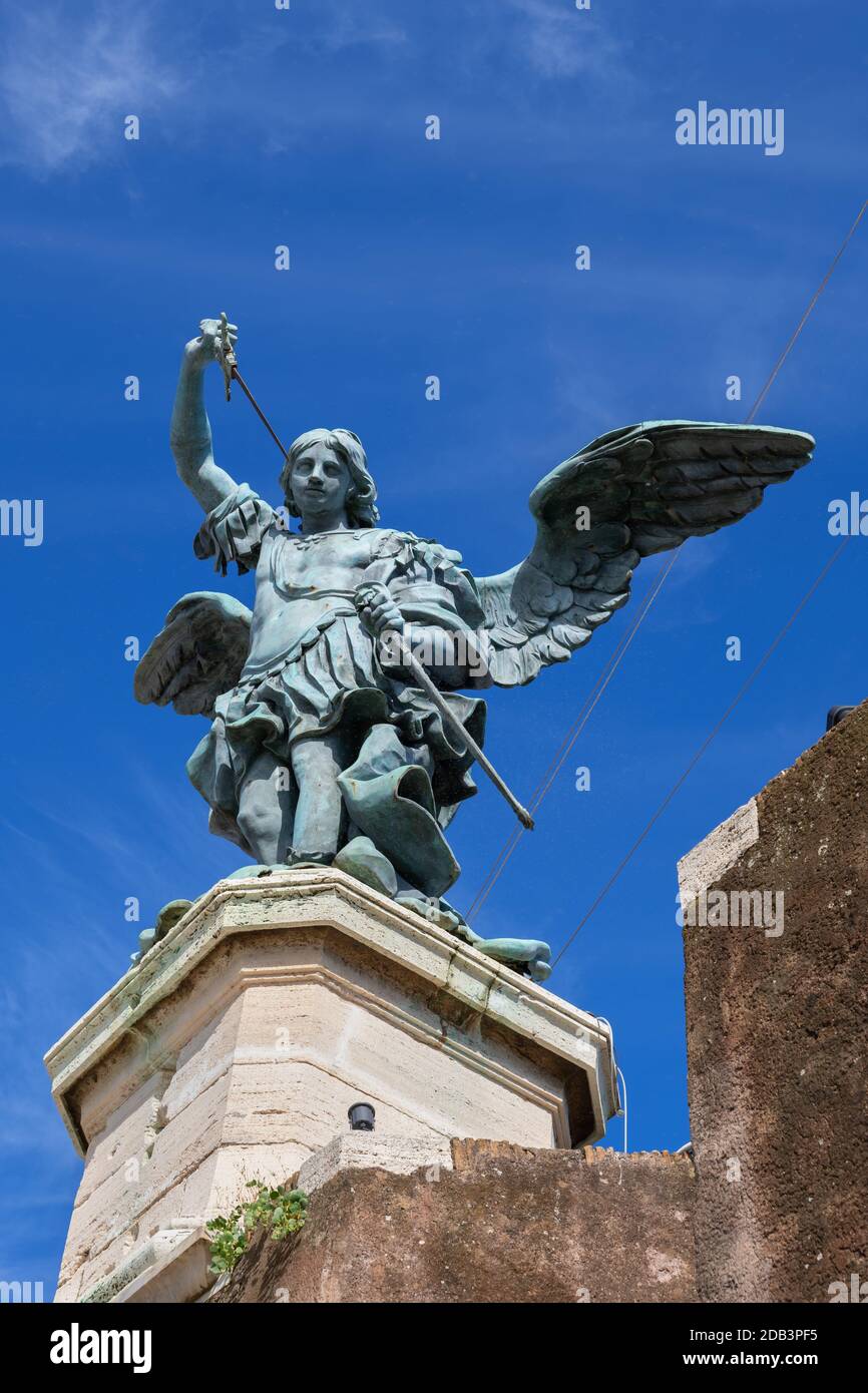 Statua in bronzo di Michele Arcangelo in cima a Castel Sant Angelo a Roma, progettata nel 1753 da Peter Anton von Verschaffelt (1710–1793). Foto Stock