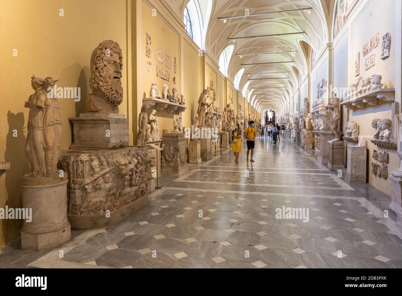 L'interno del Museo Chiaramonti nei Musei Vaticani, Roma, Italia Foto Stock