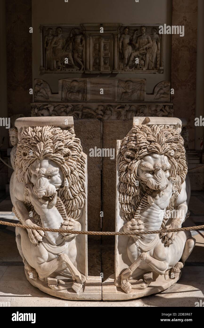 Sarcofago con leoni che attaccano i cavalli, scultura in marmo intorno al 270 d.C. presso la Corte ottagonale del Museo Pio Clementino, Musei Vaticani, Roma, Italia Foto Stock