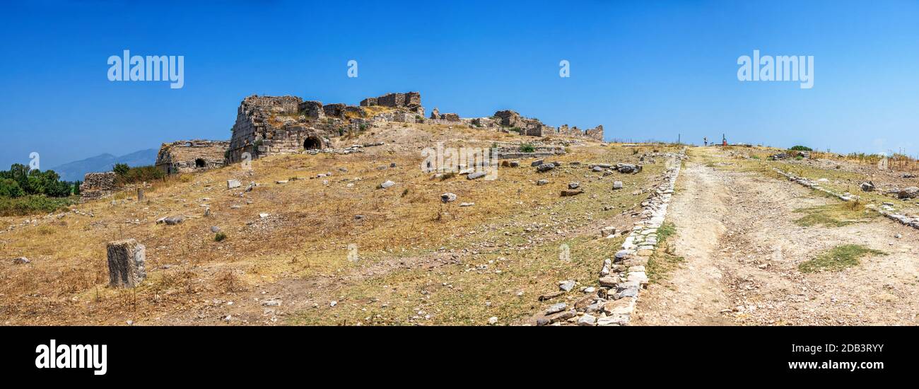 Antica città greca Miletus sulla costa occidentale dell'Anatolia, Turchia, in una giornata estiva soleggiata Foto Stock
