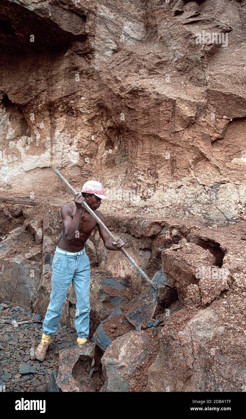Lavorazione manuale della pietra da cava per i blocchi da costruzione. Thika, Kenya Foto Stock