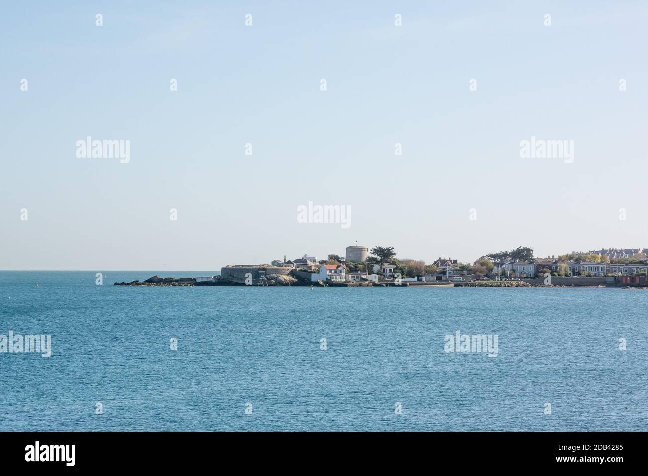 Vista di Sandycove, i quaranta piedi e la Joyce Tower dal Molo Est a Dun Laoghaire nella contea di Dublino, Irlanda Foto Stock