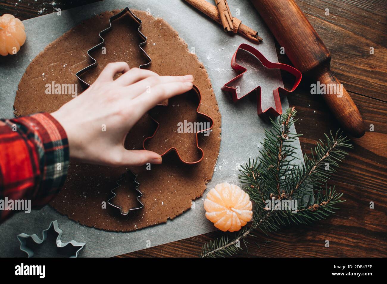 Preparare biscotti natalizi con pan di zenzero per le feste. Impasto di pan di zenzero. Cottura sfondo. Forma per il taglio del pan di zenzero. Buon Natale e Felice Nuova Y Foto Stock