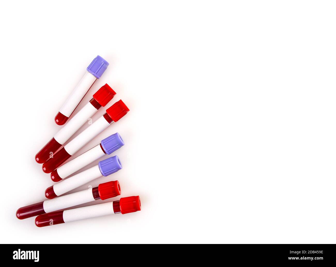 Provette con sangue isolato su bianco, spazio per il testo Foto Stock