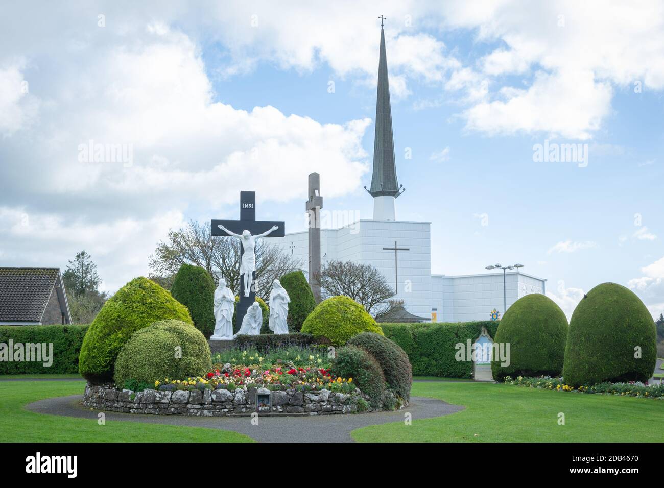 Una vista esterna della Basilica di nostra Signora a. Il santuario mariano nazionale irlandese a Knock nella contea di Mayo Foto Stock