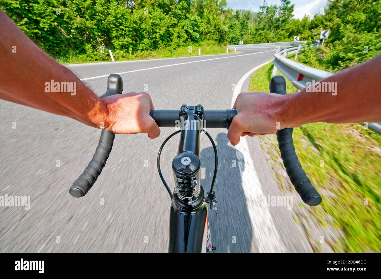 Ciclismo su strada ampio angolo di riprendere velocità. Paesaggio escursioni in bicicletta in strada Foto Stock