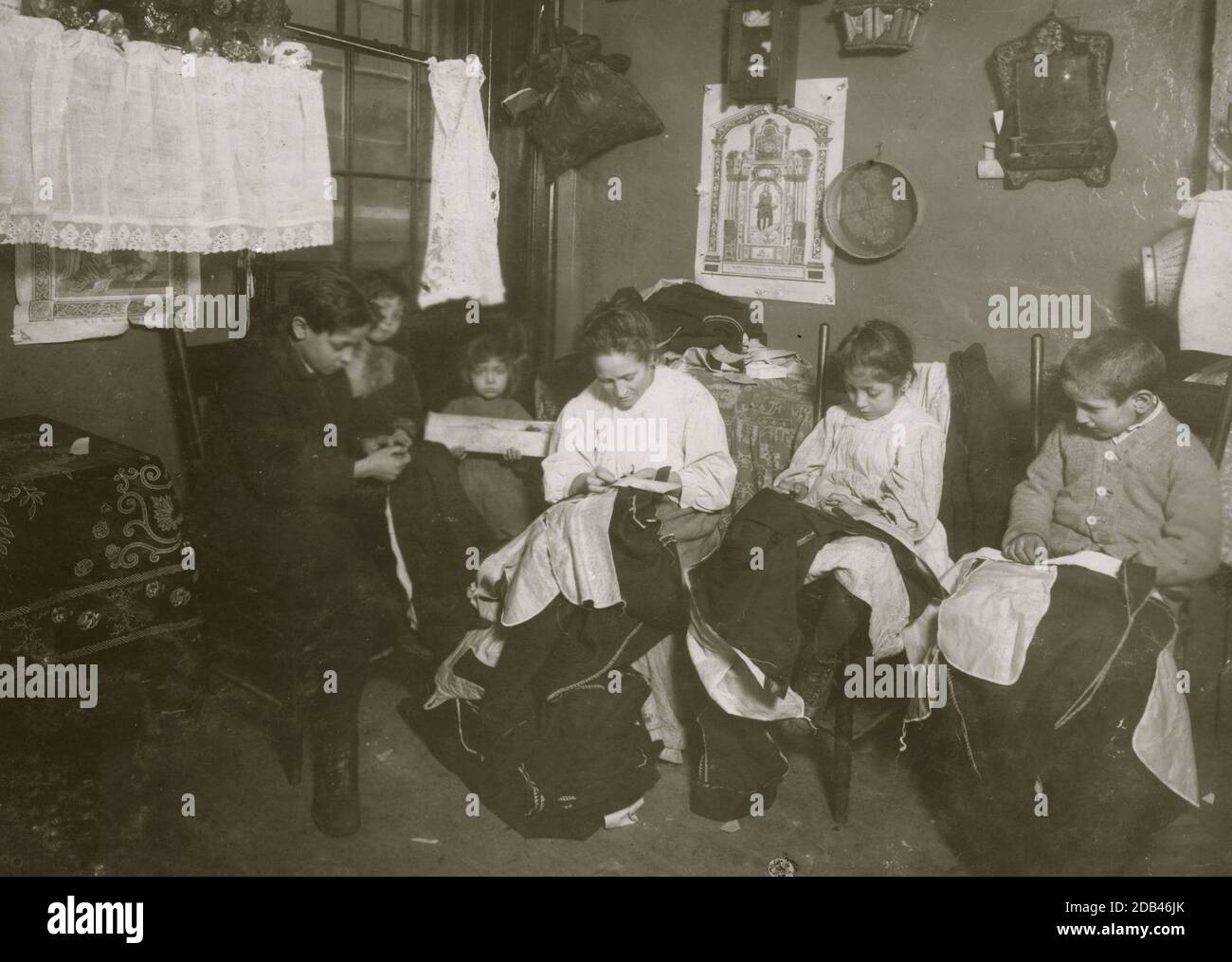 13:00 Famiglia di Onofrio Cottone, 7 Pl. Extra, N.Y., indumenti di rifinitura in un terribilmente affluso. Il padre lavora per strada. I tre bambini più anziani aiutano la madre sui vestiti. Joseph, 14, Andrew, 10, Rosie, 7, e tutti insieme fanno circa 2 dollari alla settimana quando il lavoro è abbondante. Ci sono due bambini. . Foto Stock