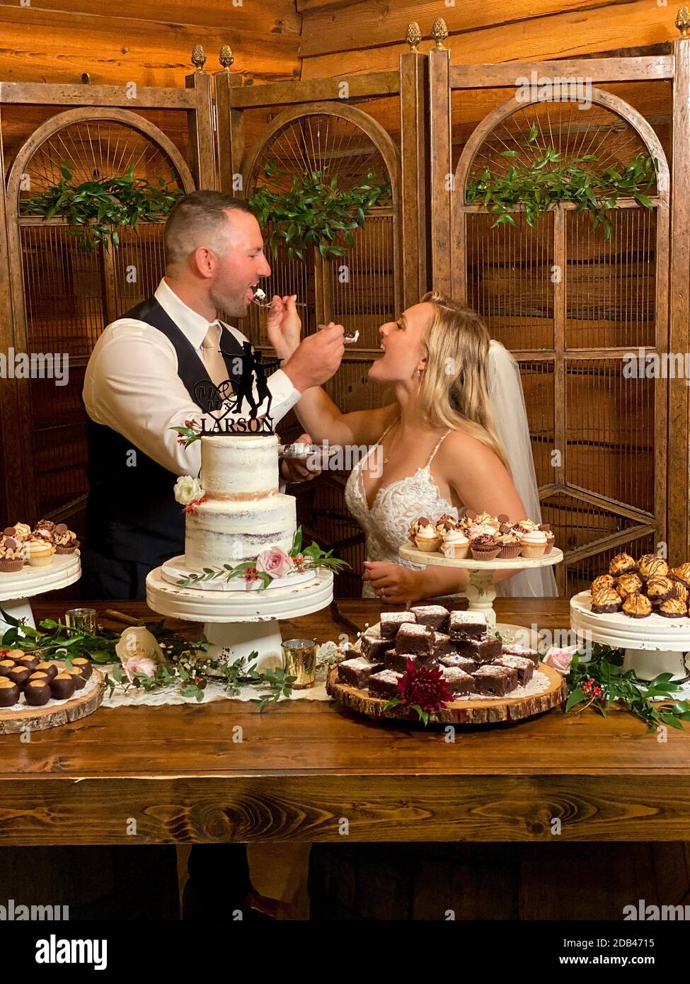 Torta nuziale in condivisione con sposa e stanza Foto Stock