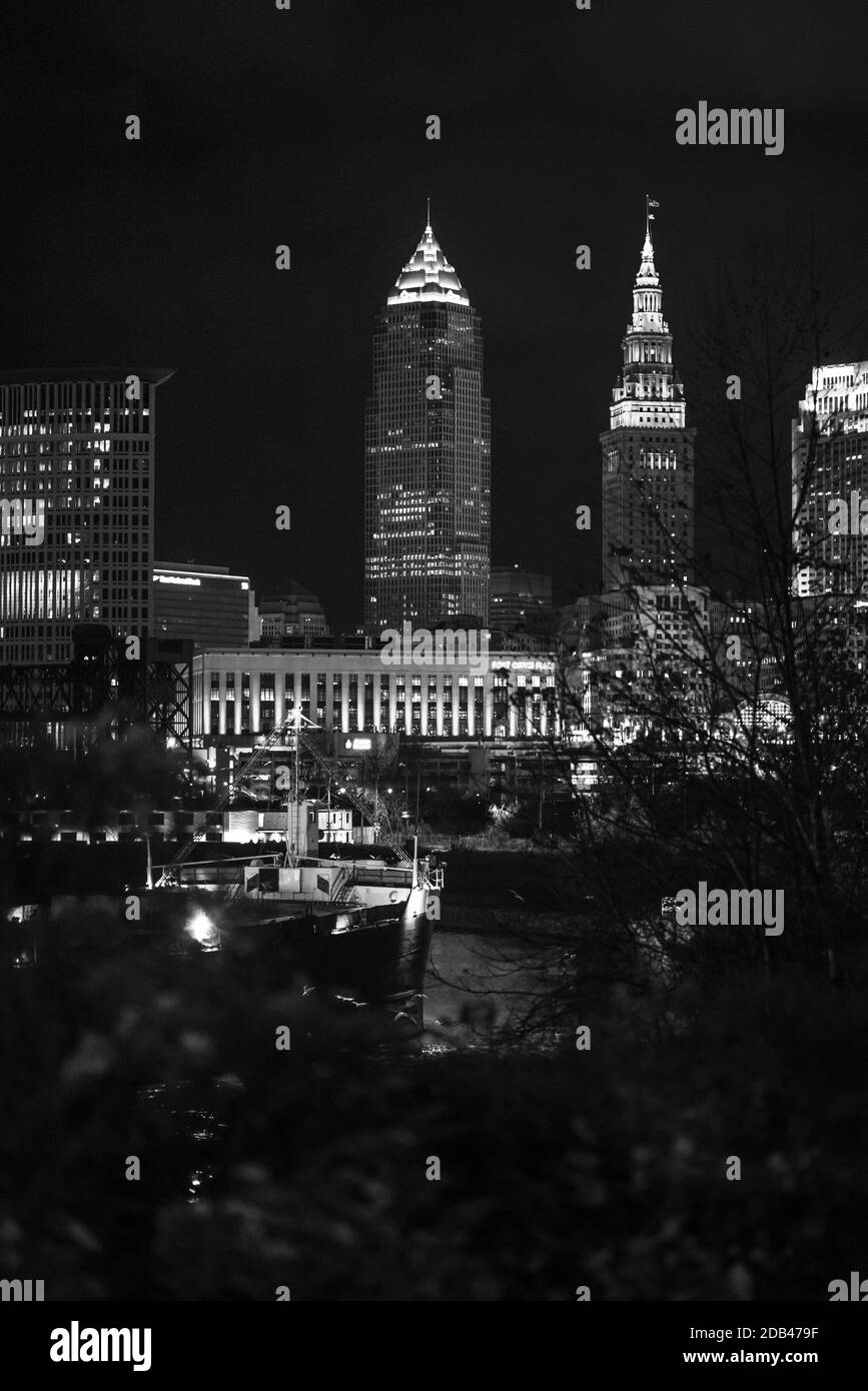 Skyline di Cleveland ohio di notte con una nave sul fiume cuyahoga Foto Stock