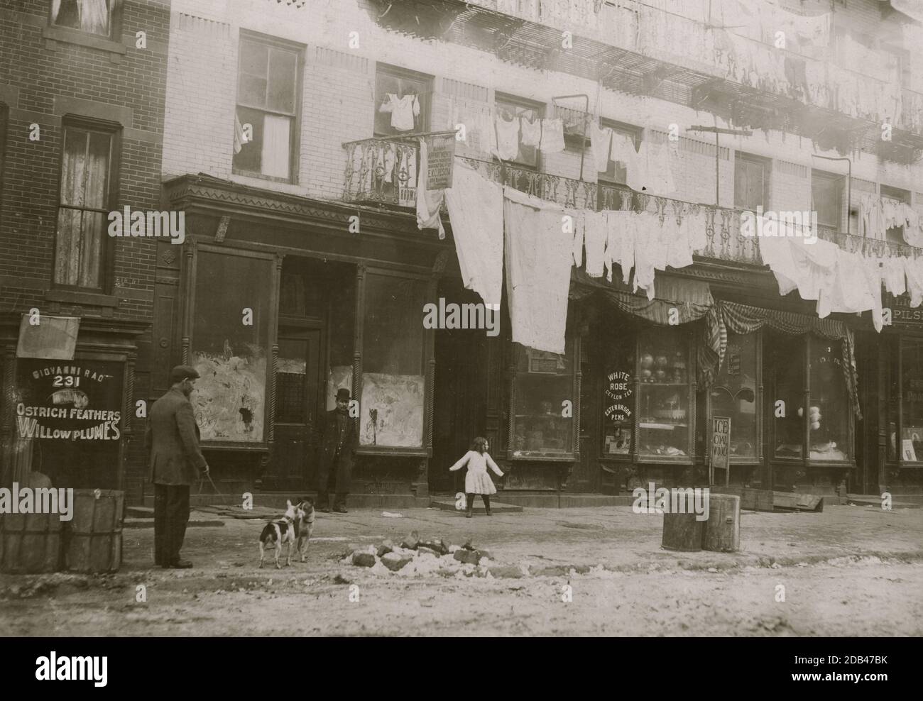 233 E. 107th St., N.Y. Rent insegna che questi sono 'Eleganti Apartment.' La licenza è stata revocata di recente e, dopo di che, il nostro ricercatore ha trovato otto famiglie che lavorano a casa lì. È in forma miserabile. . Foto Stock