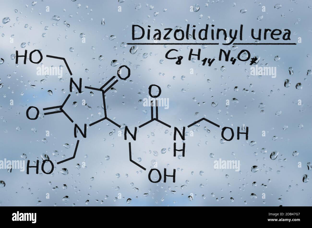 Modello strutturale di diazolidinil urea sul vetro con gocce di pioggia. Foto Stock