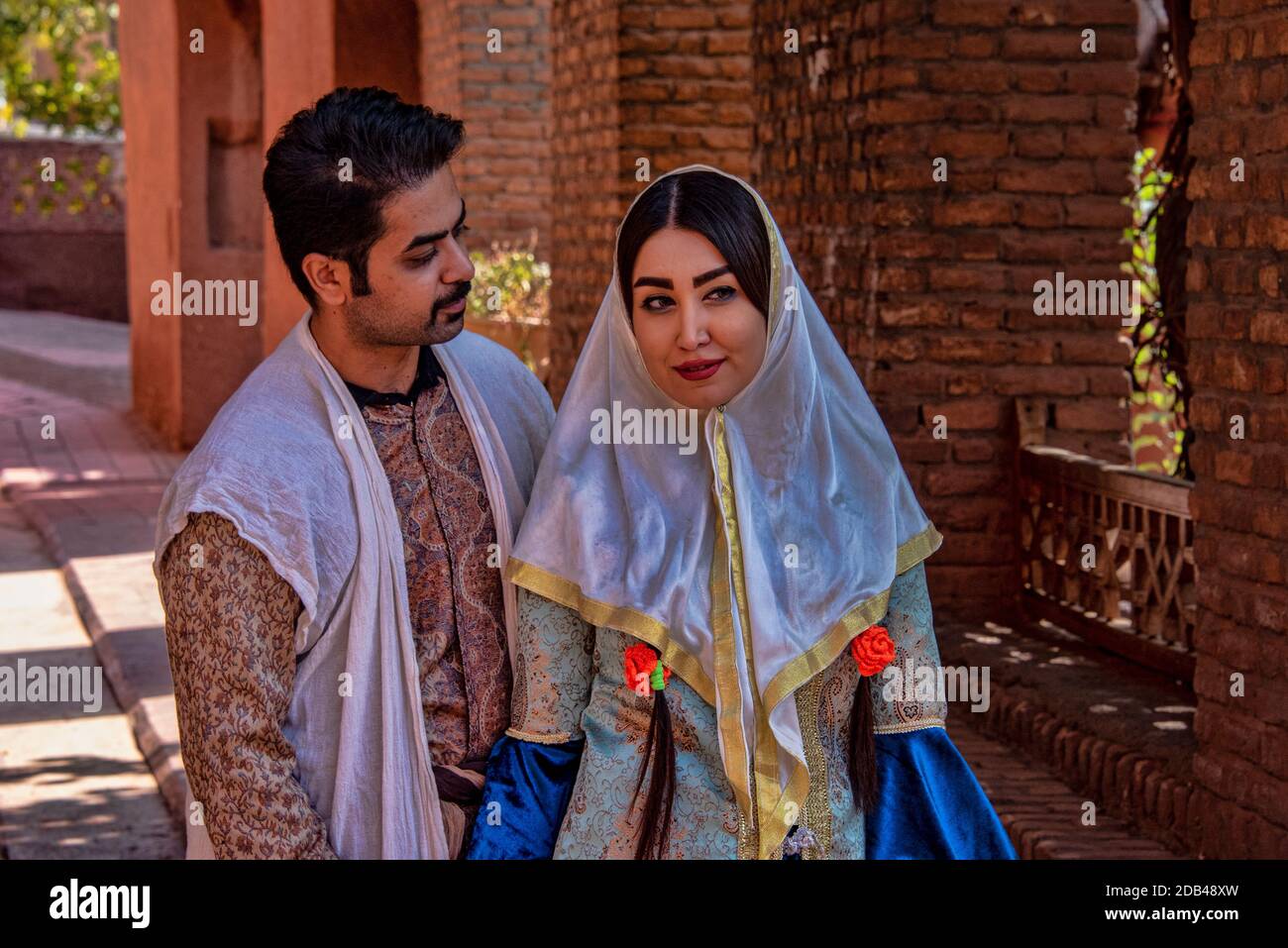 Giovane coppia in abito tradizionale in posa per il loro matrimonio, Abyaneh chiamato il villaggio rosso, distretto di Barzrud, Contea di Natanz, Provincia di Isfahan, Iran Foto Stock