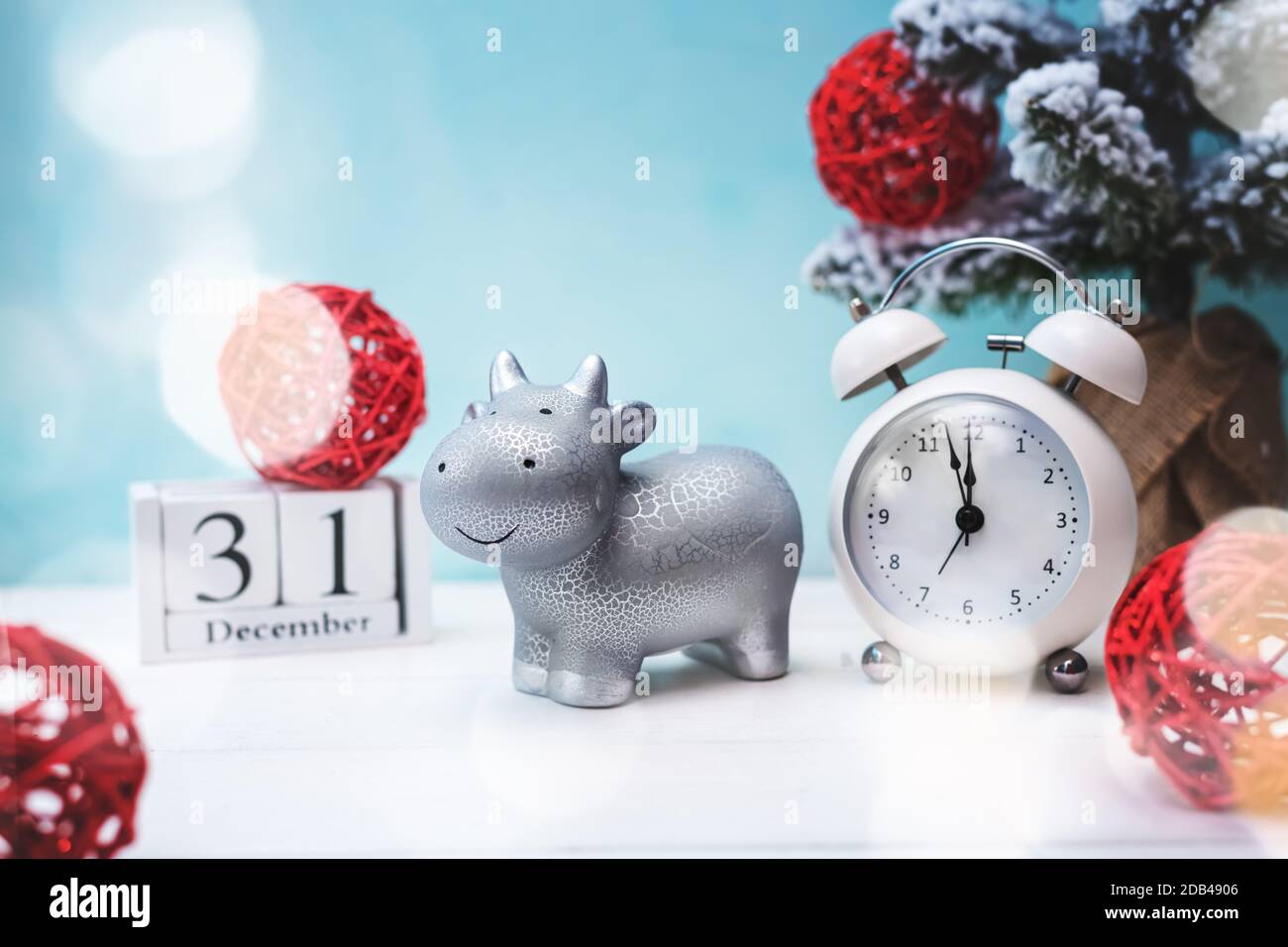 Simbolo di toro metallico bianco 2021. Neve. Calendario dicembre 31 Foto Stock