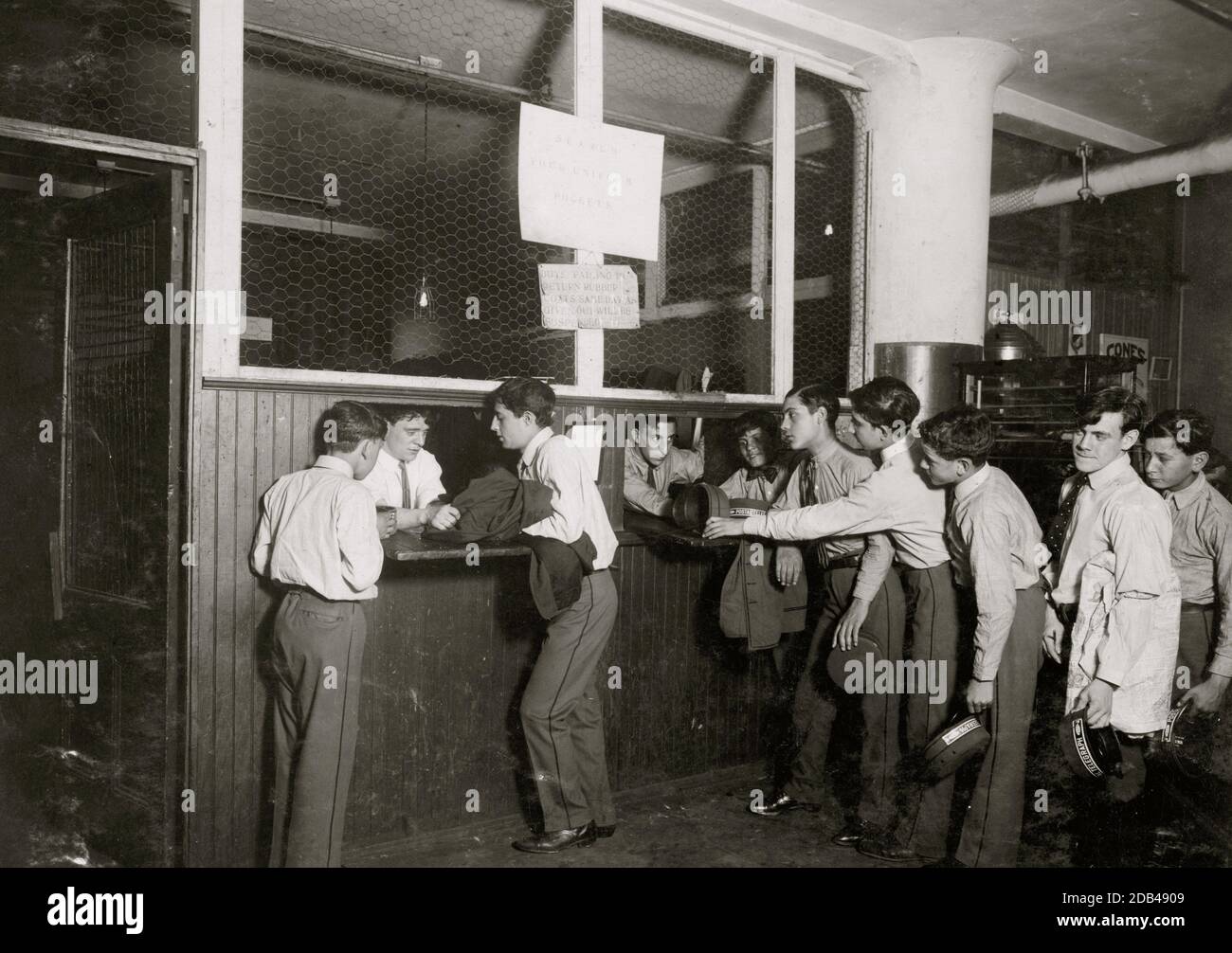 Messaggeri presso la sede principale, Postal Telegraph Co., 283 Broadway, girando nelle loro uniformi alla chiusura della giornata. I ragazzi sono attentamente supervisionati e i vestiti sono ben tenuti. . Foto Stock
