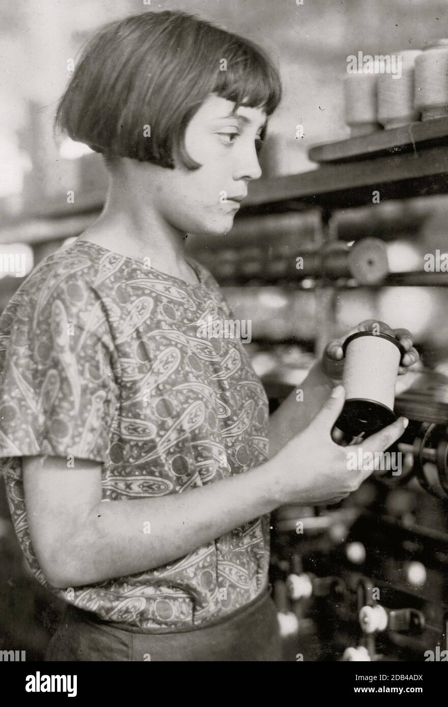 Ragazza tiene una bobina di filo di seta. Foto Stock