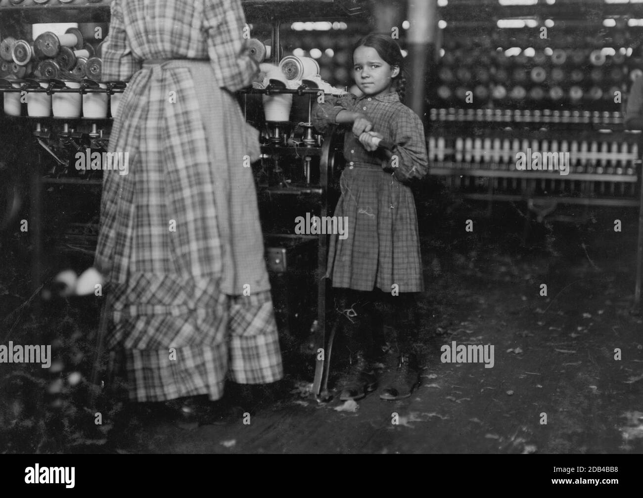 Little Fannie, 7 anni, 48 pollici di altezza, aiuta sorella in Elk Mills. Sua sorella (nella foto) disse: "Sì, mi fa bene. Non tutto il giorno, ma tutto ciò che può. Sì, ha iniziato con me a sei di questo mornino'. Questi due appartengono ad una famiglia di 19 bambini. Foto Stock