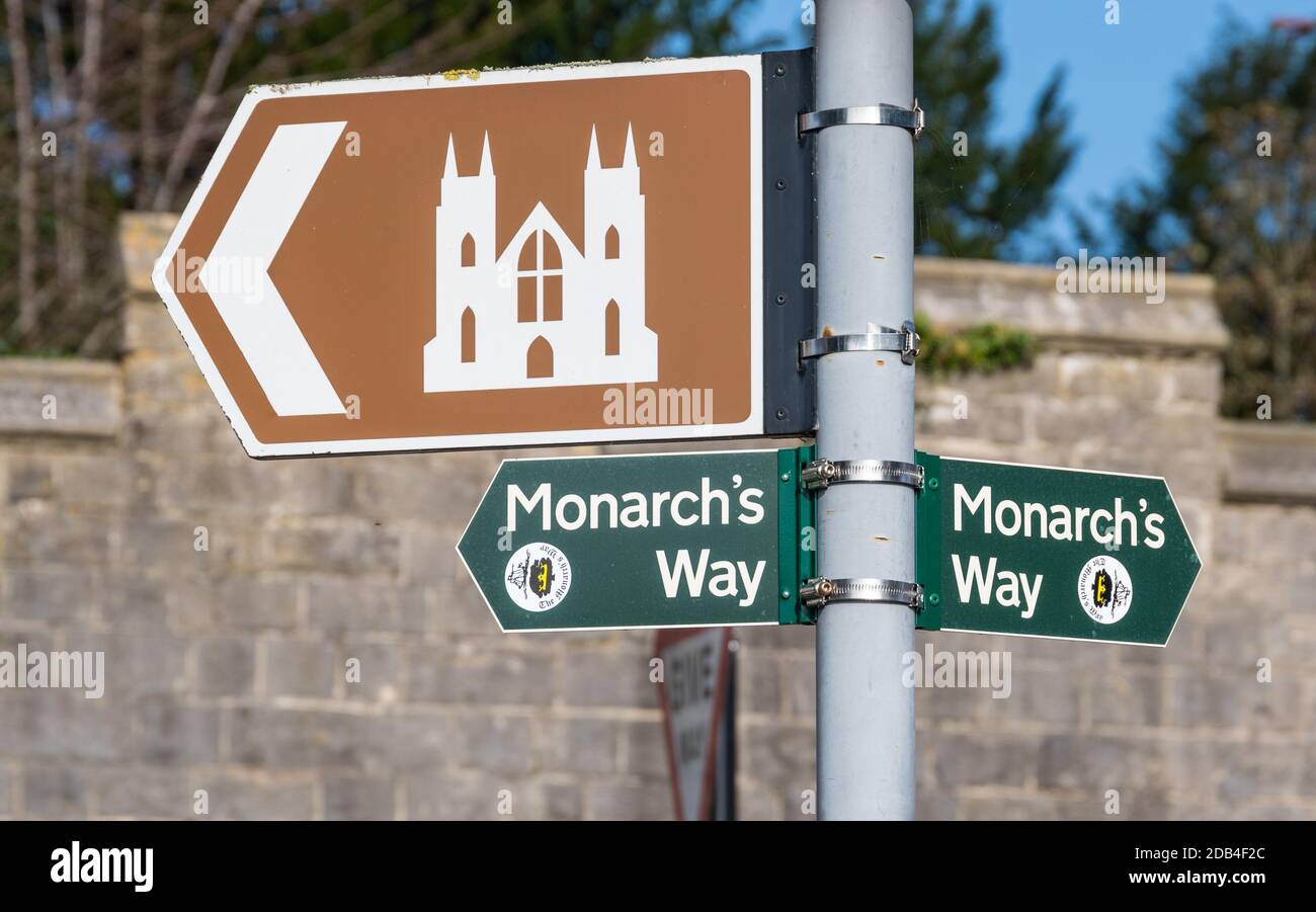 Il percorso Monarch's Way su un cartello, parte del percorso di fuga di Re Carlo II, ad Arundel, Sussex Ovest, Inghilterra, Regno Unito. Cartello Monarchs Way. Foto Stock