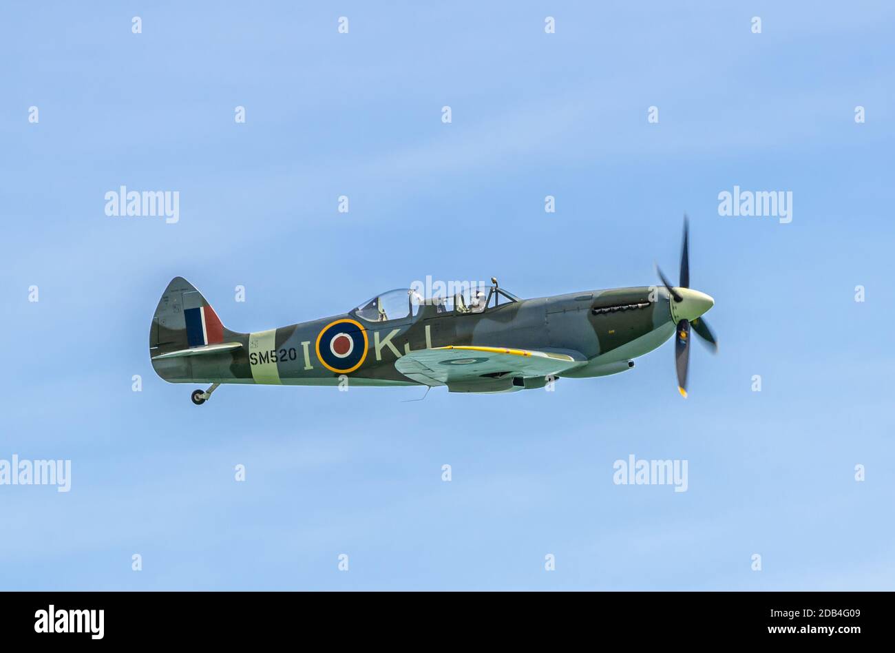 Supermarine Spitfire vintage World War 2 Aircraft, SM520, precedentemente demolito ma restaurato e convertito in aereo a 2 posti, volando in un'esposizione. Foto Stock