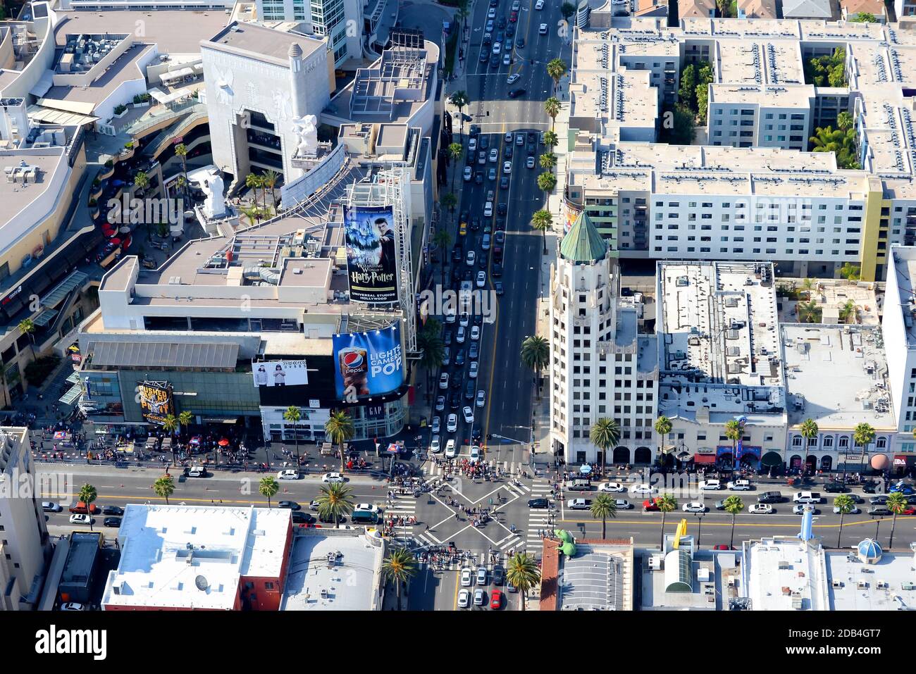 Hollywood & Highland Shopping e Hollywood First National Bank Building su Hollywood Blvd e incrocio con N Highland Ave, vista aerea. Foto Stock
