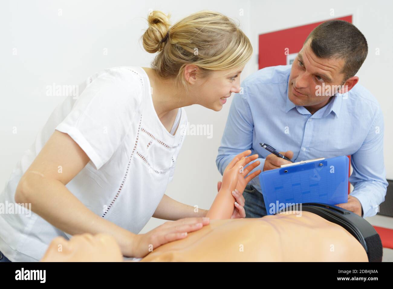 esercitazione del defibrillatore su un closeup fittizio per la rcp Foto Stock
