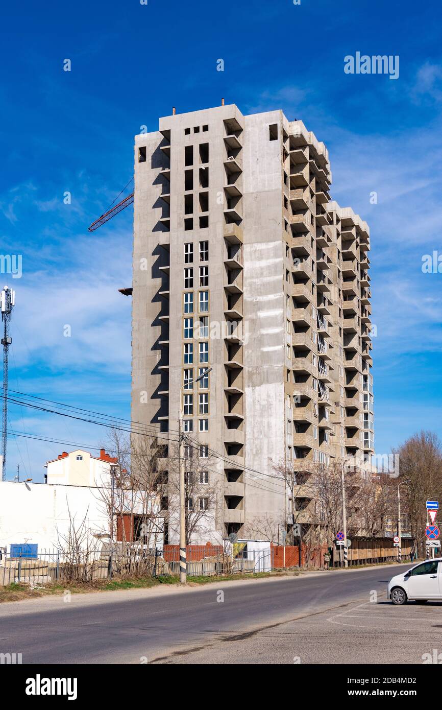 Costruzione abbandonata e incompiuta di un edificio residenziale a più piani Foto Stock