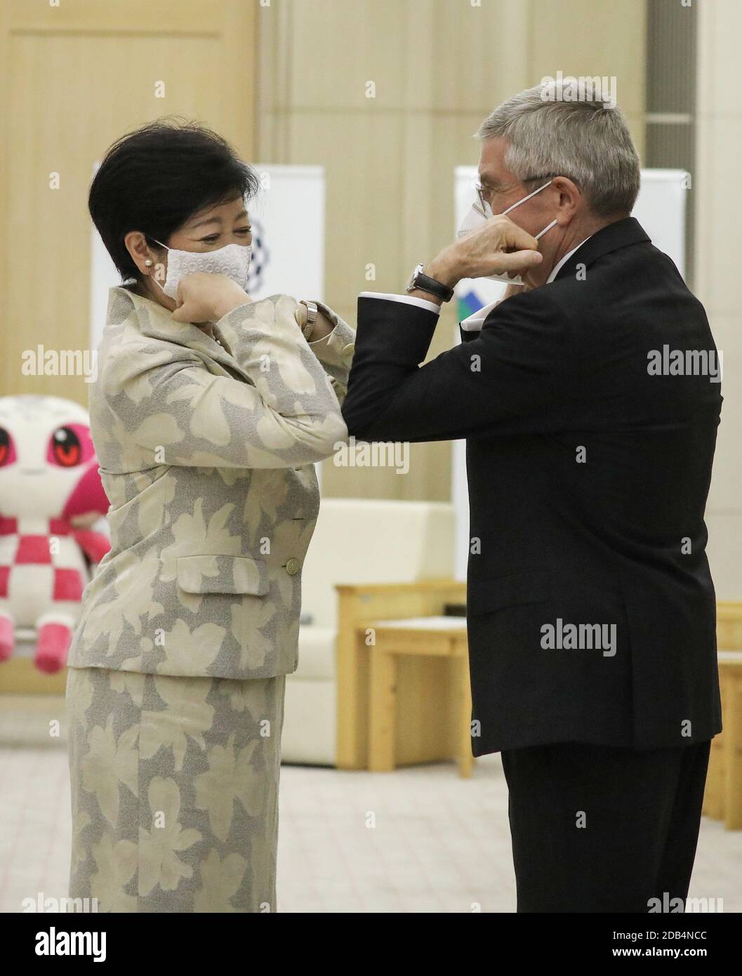 Tokyo, Giappone. 16 Nov 2020. Il Governatore di Tokyo Koike Yuriko (L) saluta il presidente del Comitato Olimpico Internazionale Thomas Bach durante il loro incontro a Tokyo, Giappone, il 16 novembre 2020. Credit: Du Xiaoyi/Xinhua/Alamy Live News Foto Stock