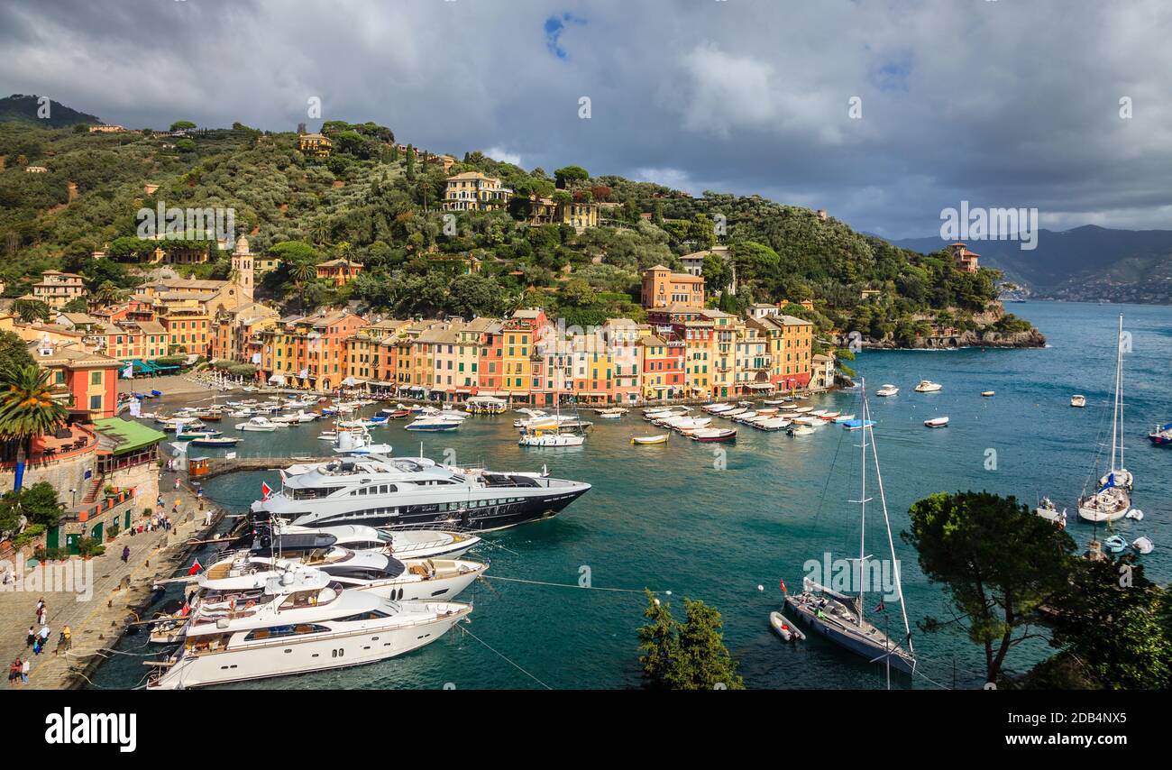 Vista panoramica del porto e del villaggio di Portofino Sulla Riviera Italiana Foto Stock
