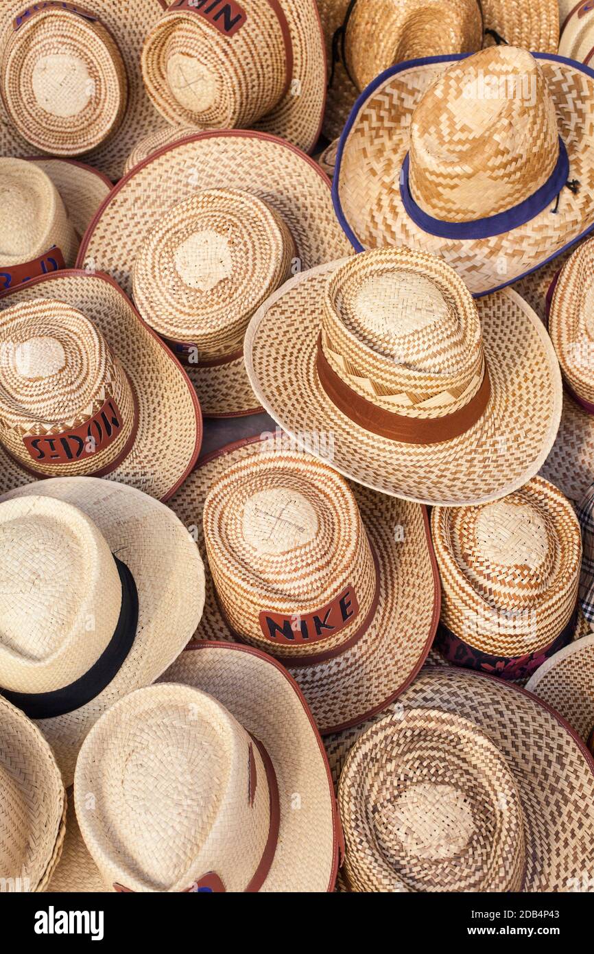 Repubblica Dominicana, Santo Domingo, Zona Colonial, cappelli in vendita in  Calle El Conde - una strada pedonale dello shopping nel centro della zona  coloniale Foto stock - Alamy