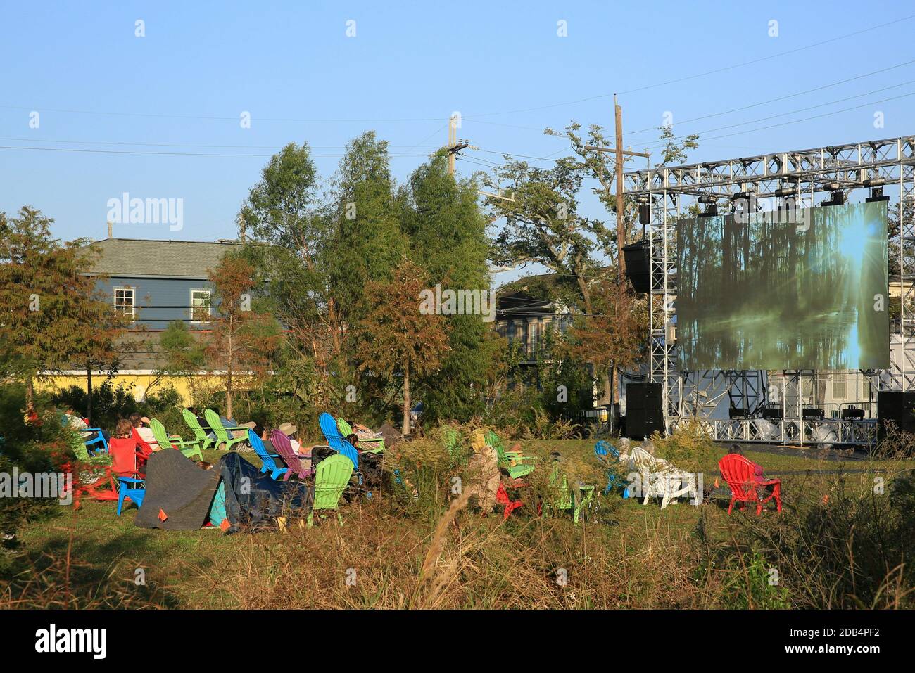New Orleans, Stati Uniti. 15 novembre 2020. La gente guarda il film all'aperto durante il 31° Festival del film di New Orleans, Louisiana, Stati Uniti, 15 novembre 2020. Il festival del cinema si svolge dal 6 al 22 novembre a New Orleans. Le persone possono godersi i film attraverso il cinema virtuale e la programmazione di cinema all'aperto. Credit: LAN Wei/Xinhua/Alamy Live News Foto Stock
